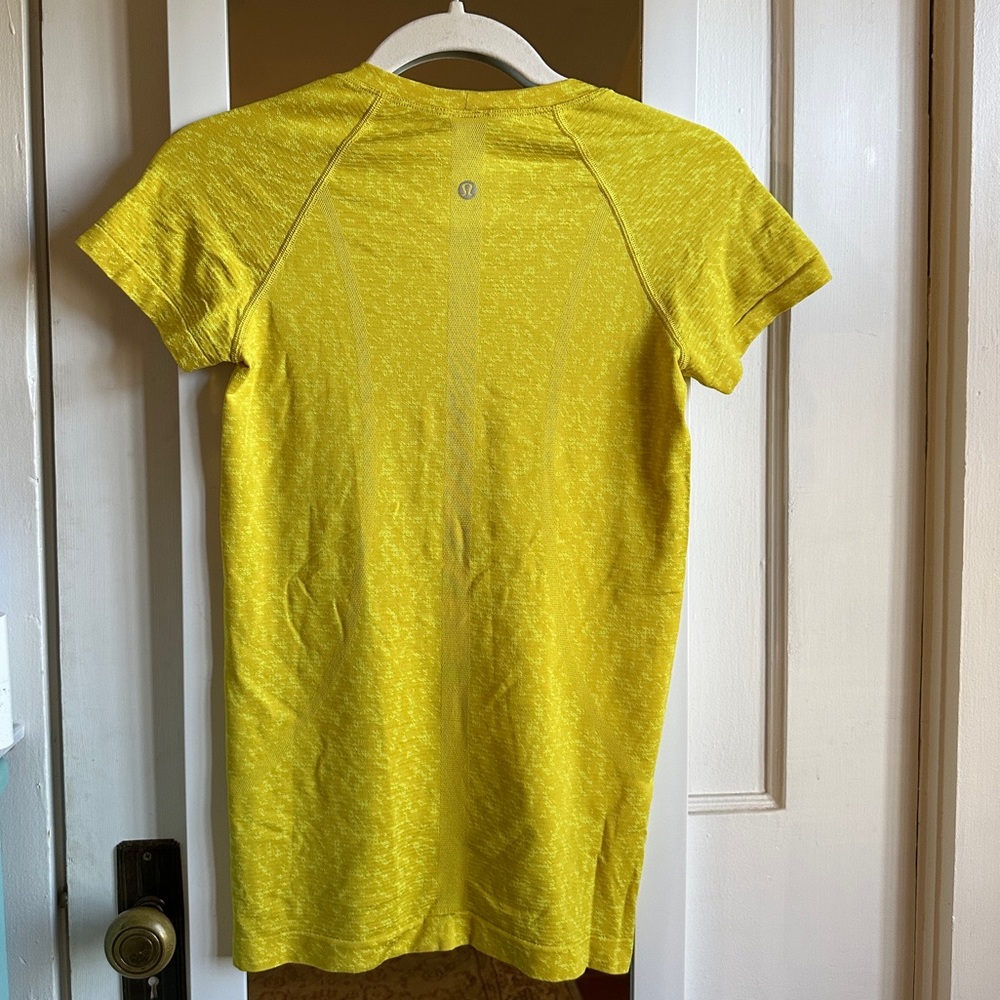 Swiftly Tech Short Sleeve 2.0 Tops Distorted Static Soleil / Highlight Yellow - Picture 4 of 4